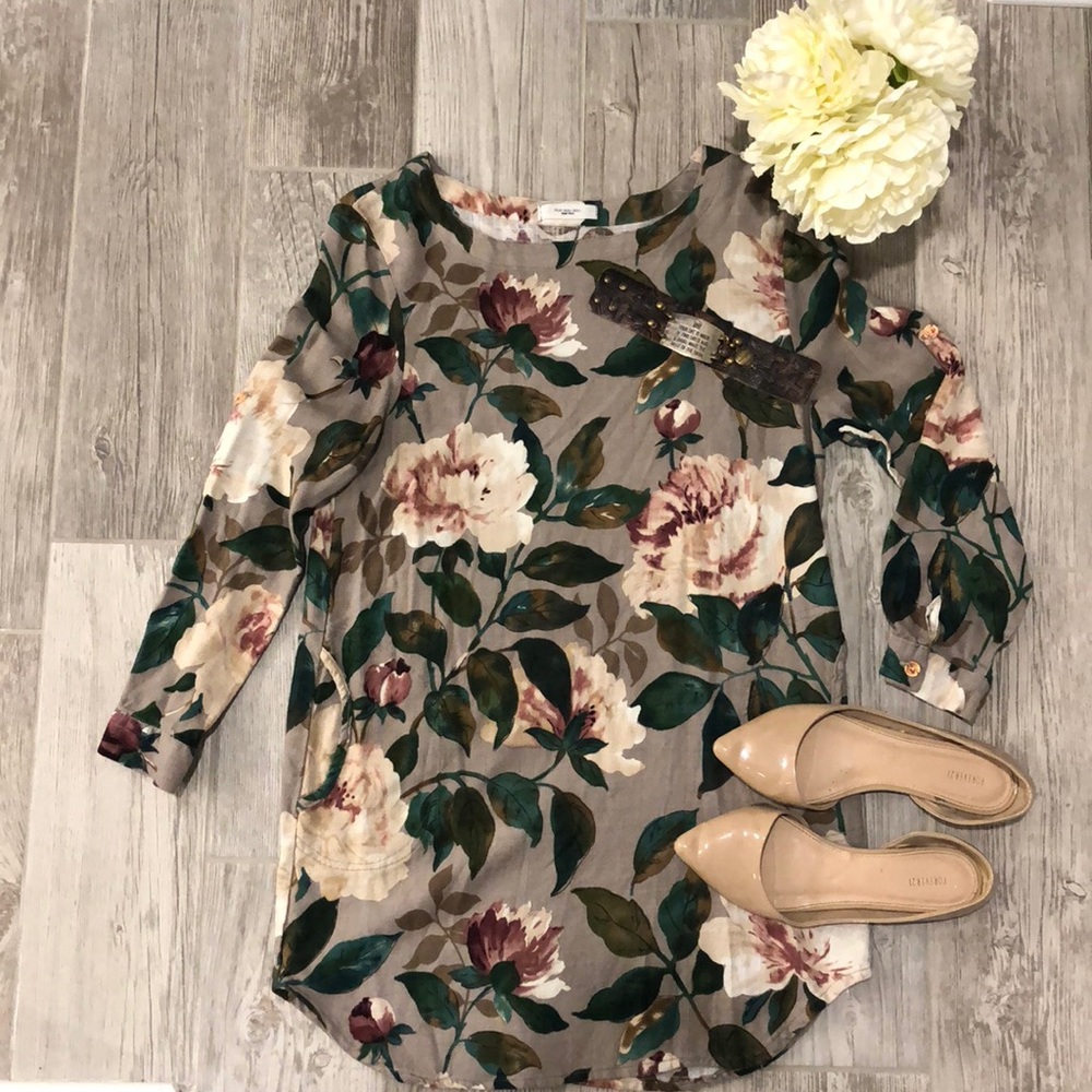 Floral linen like t-shirt dress.